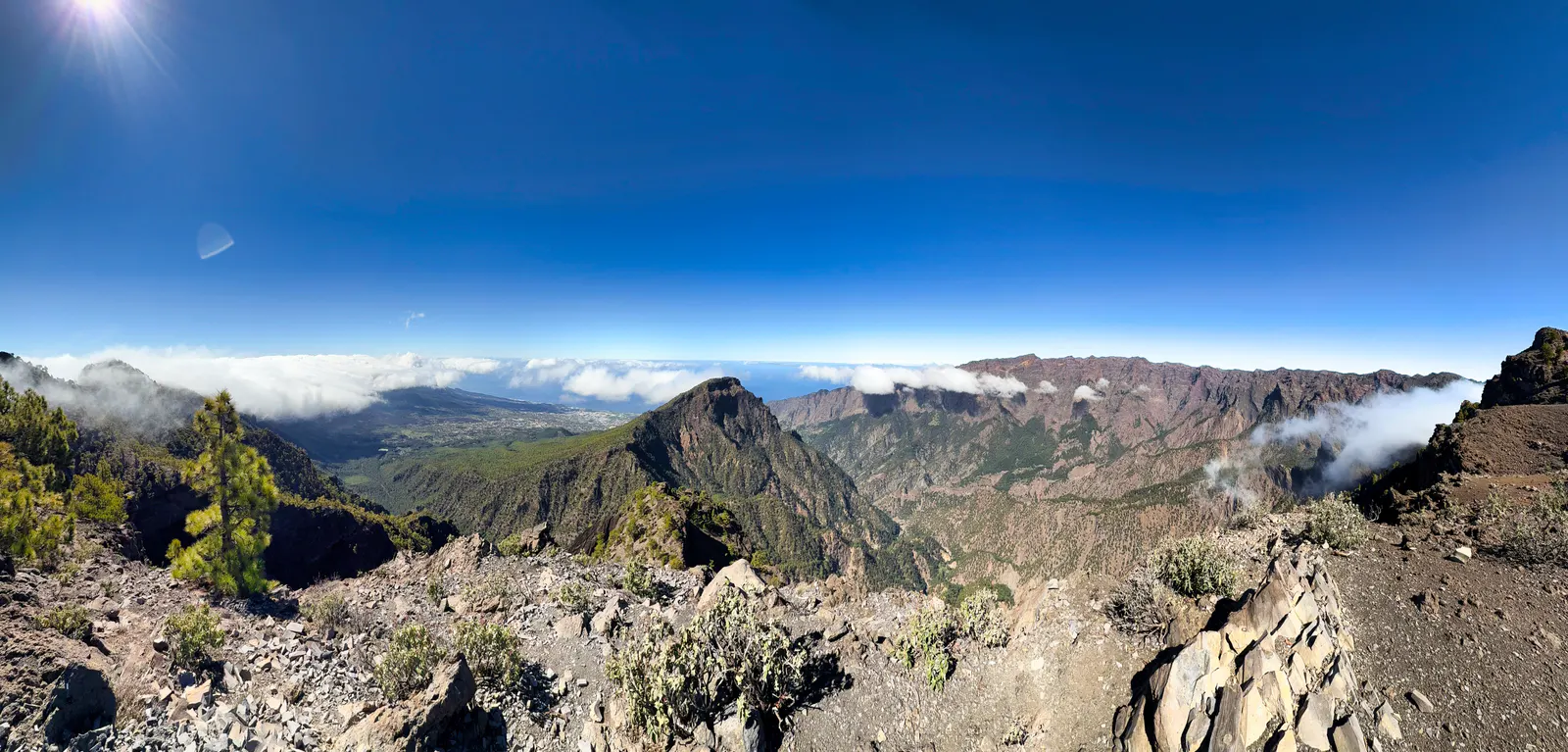 Vista panorámica de la Caldera de Taburiente sobre un mar de nubes